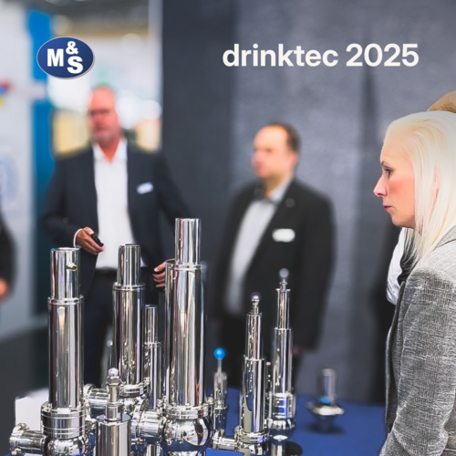 Team und Kunden bei einer Produktpraesentation auf der Messe drinktec 2025