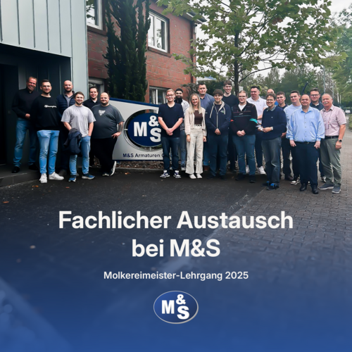 Bild: Gruppenfoto der angehenden Molkereimeister:innen vor dem Gelände von M&S Armaturen GmbH. Text: "Fachlicher Austausch bei M&S", "Molkereimeister-Lehrgang 2025", Logo von M&S Armaturen GmbH